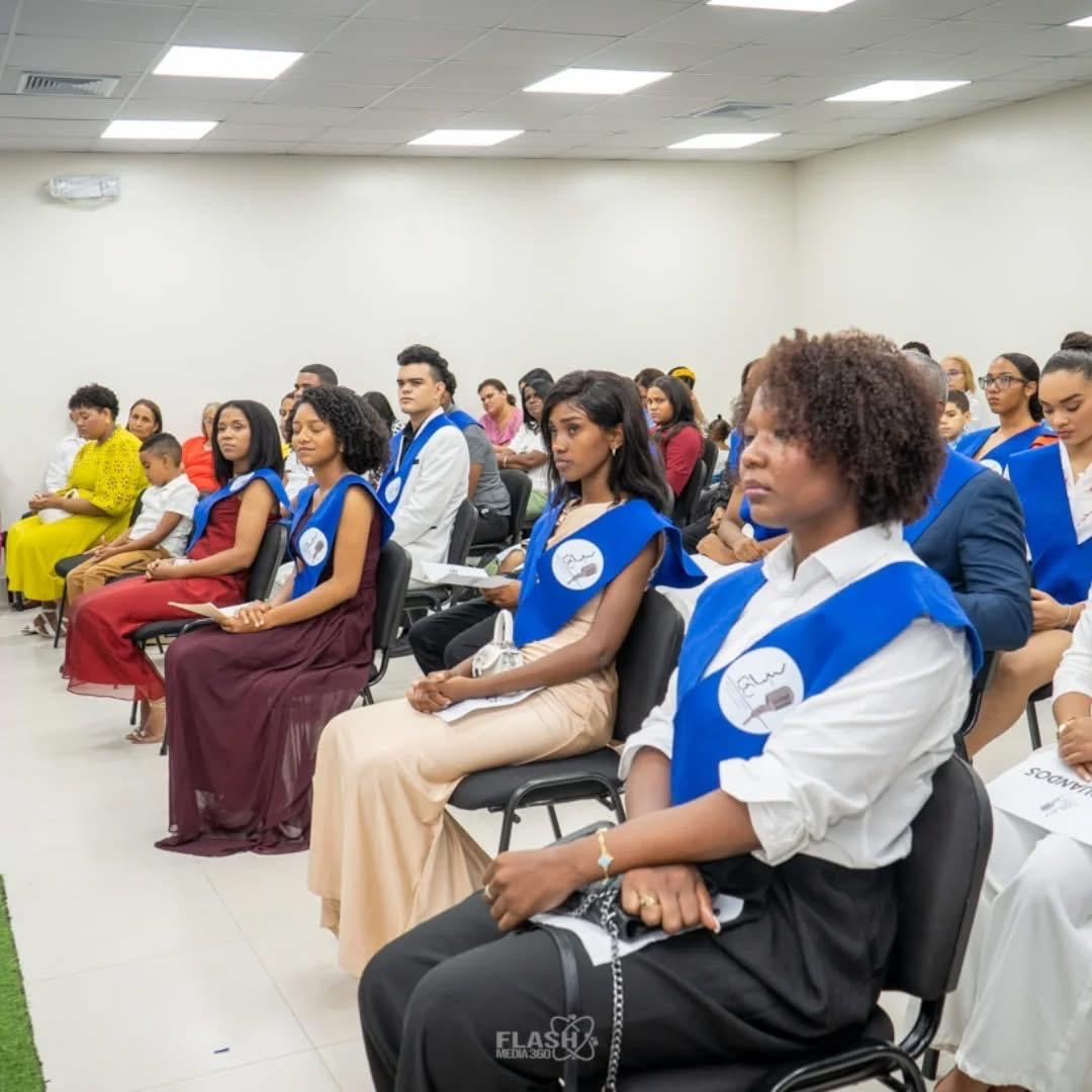 Egresados del Instituto La Gracia de Comunicar durante un acto de graduación