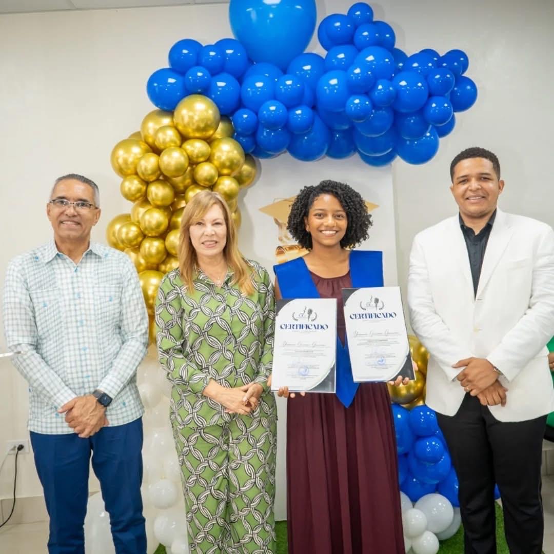 Egresada mostrando sus certificados en el acto de graduación