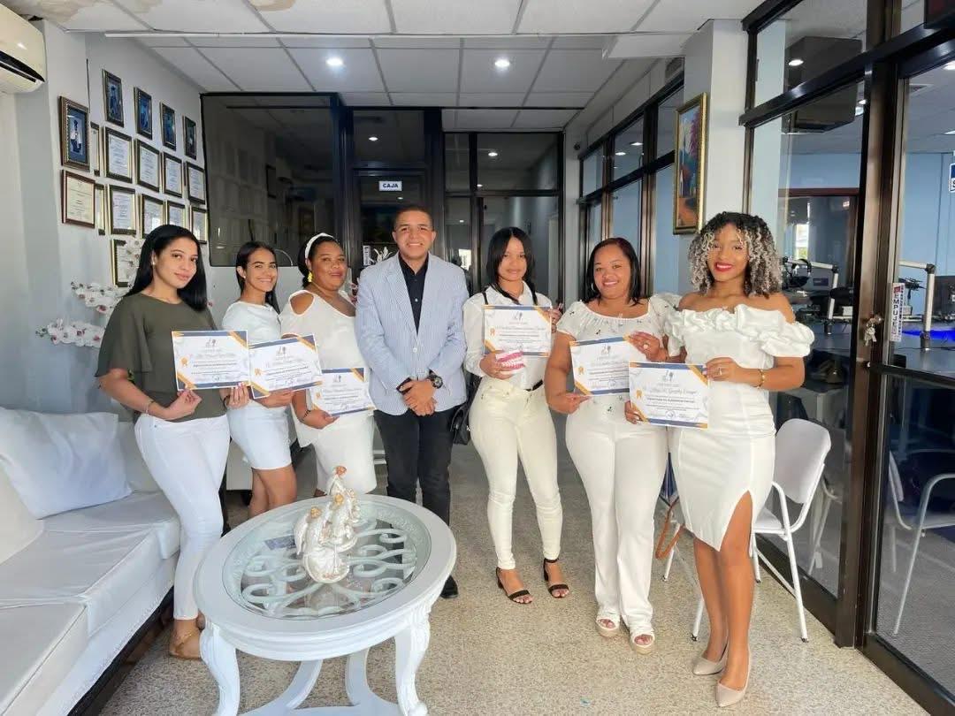 Grupo de egresadas con sus certificados en la sede del instituto